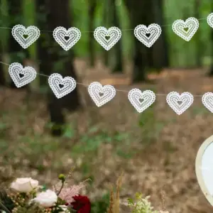 Guirnalda de papel con forma de corazón, color blanco, 1,8 m